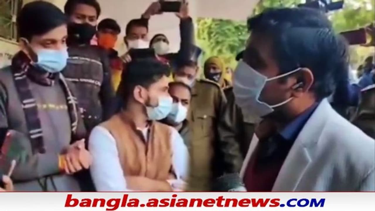 পরীক্ষা পিছোনোর আন্দোলন করতে এসে, জেলাশাসকের পরীক্ষার মুখে ছাত্রনেতা ভাইরাল ভিডিও পরীক্ষা পিছোনোর আন্দোলন করতে এসে, জেলাশাসকের পরীক্ষার মুখে ছাত্রনেতা ভাইরাল ভিডিও