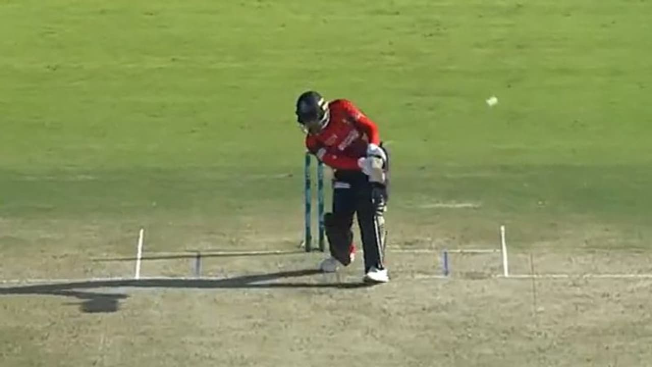 കണ്ണുംപൂട്ടിയൊരു സിക്സ്; റാഷിദ് ഖാന്റെ സിക്സ് കണ്ട് കണ്ണുതള്ളി ആരാധകര് കണ്ണുംപൂട്ടിയൊരു സിക്സ്; റാഷിദ് ഖാന്റെ സിക്സ് കണ്ട് കണ്ണുതള്ളി ആരാധകര്