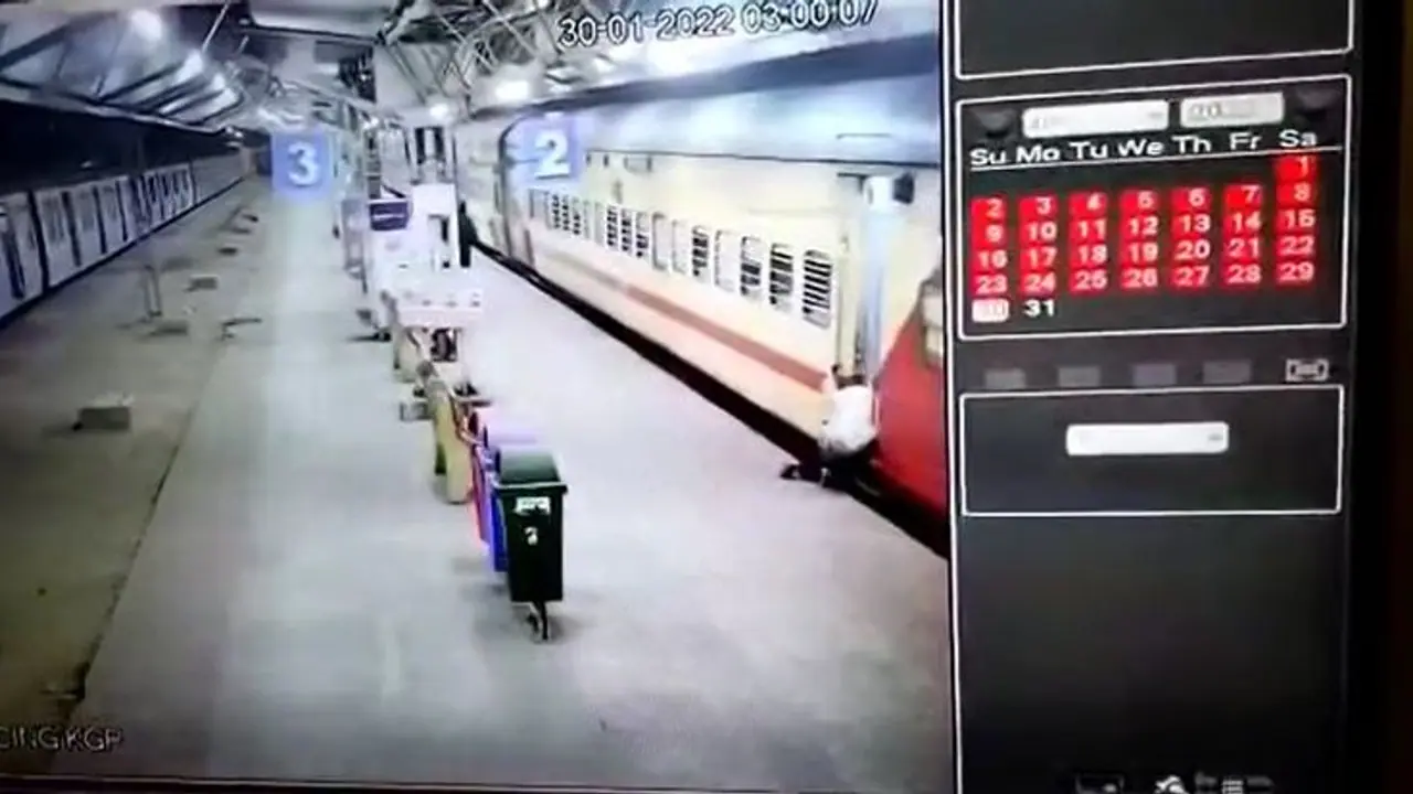 ট্রেন থেকে নামার সময় লাইনে পড়ার উপক্রম, মহিলা রেল পুলিশের তৎপরতায় বাঁচলেন প্রৌঢ় ট্রেন থেকে নামার সময় লাইনে পড়ার উপক্রম, মহিলা রেল পুলিশের তৎপরতায় বাঁচলেন প্রৌঢ়