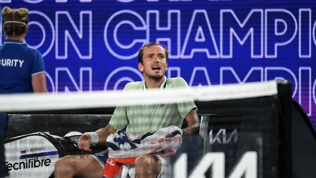 Australian Open 2022 : ചെയര്‍ അംപയറോട് അസഭ്യം; ഡാനിൽ മെദ്‍‍വദേവിന് 12,000 ഡോളര്‍ പിഴ