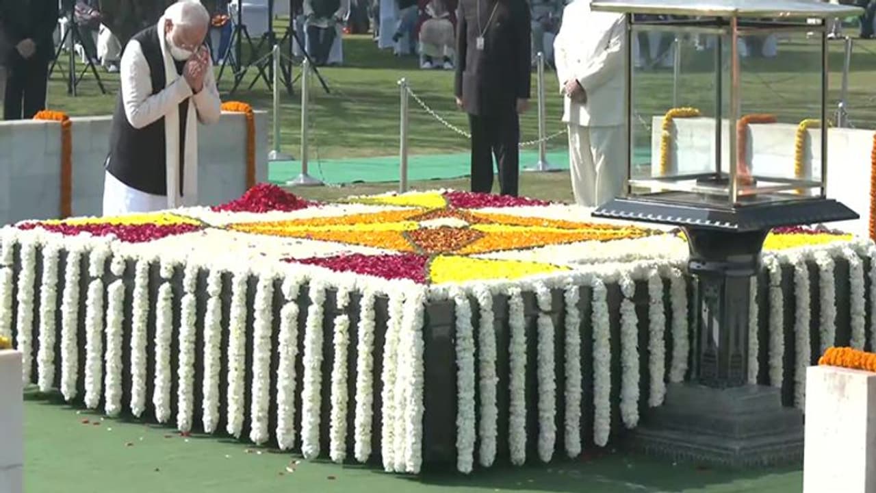 बापू की पुण्य तिथि पर मोदी ने कहा बापू के आदर्शों को लोकप्रिय बनाना हमारा सामूहिक प्रयास