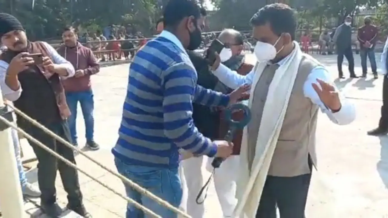 पूर्व आईपीएस असीम अरुण ने किया यूपी चुनाव में नामांकन, खुद लखपति तो पत्नी हैं करोड़ों की मालकिन पूर्व आईपीएस असीम अरुण ने किया यूपी चुनाव में नामांकन, खुद लखपति तो पत्नी हैं करोड़ों की मालकिन