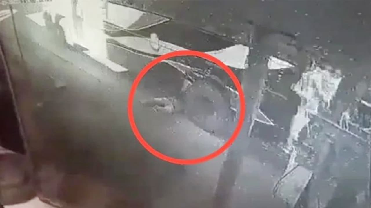 ये भयावह मंजर देख हर कोई दंग रह गया: सुसाइड करने चलती बस के नीचे लेटा युवक, ऊपर से निकला टायर फिर भी बच गया ये भयावह मंजर देख हर कोई दंग रह गया: सुसाइड करने चलती बस के नीचे लेटा युवक, ऊपर से निकला टायर फिर भी बच गया