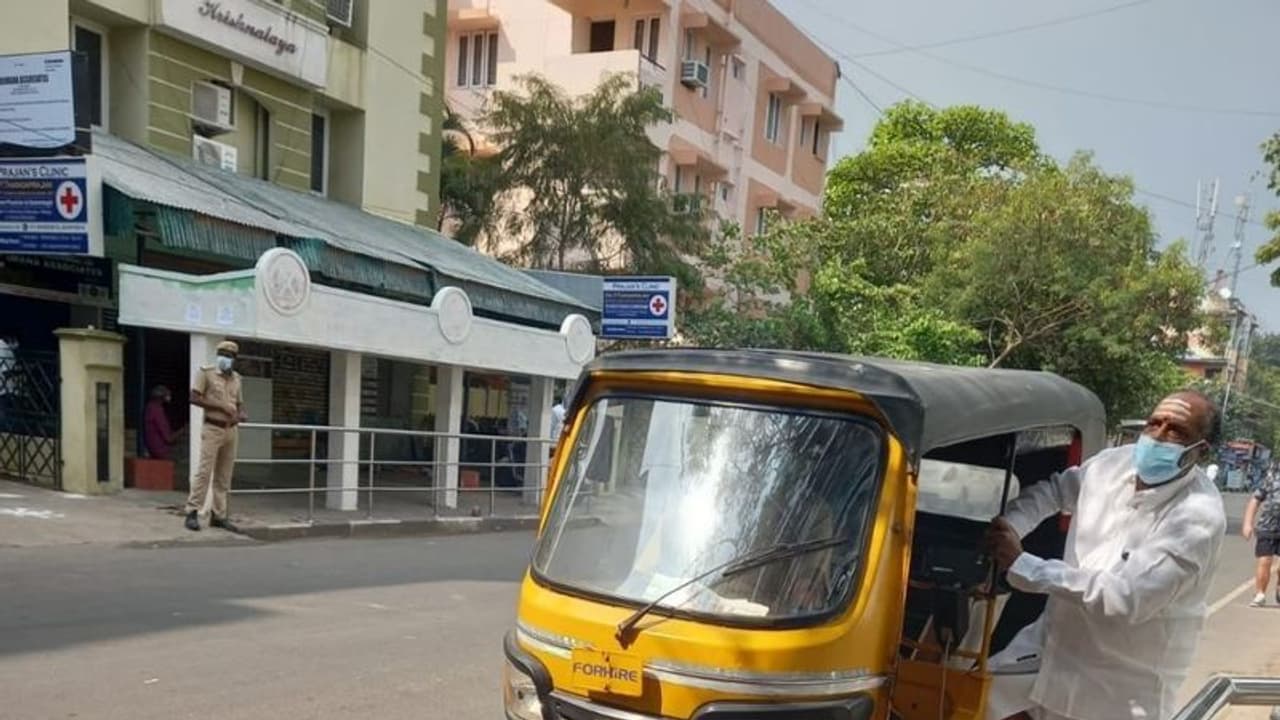 இவருக்கா இந்த நிலைமை..? ஆட்டோவில் வந்த அதிமுக எம்.பி நவநீதகிருஷ்னன்.. இவருக்கா இந்த நிலைமை..? ஆட்டோவில் வந்த அதிமுக எம்.பி நவநீதகிருஷ்னன்..