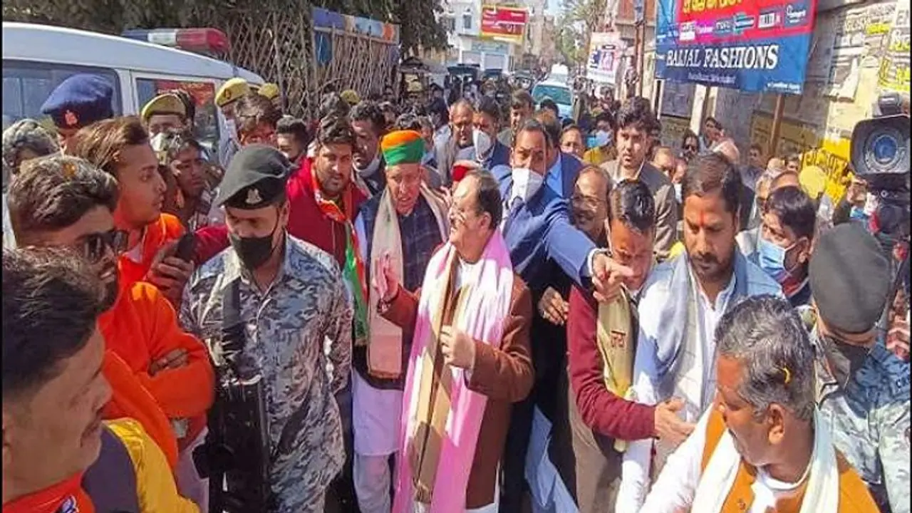 यूपी चुनाव के लिए शिकोहाबाद में जेपी नड्डा ने किया जनसंपर्क, लोगों ने घरों की छत पर चढ़कर किया अभिवादन