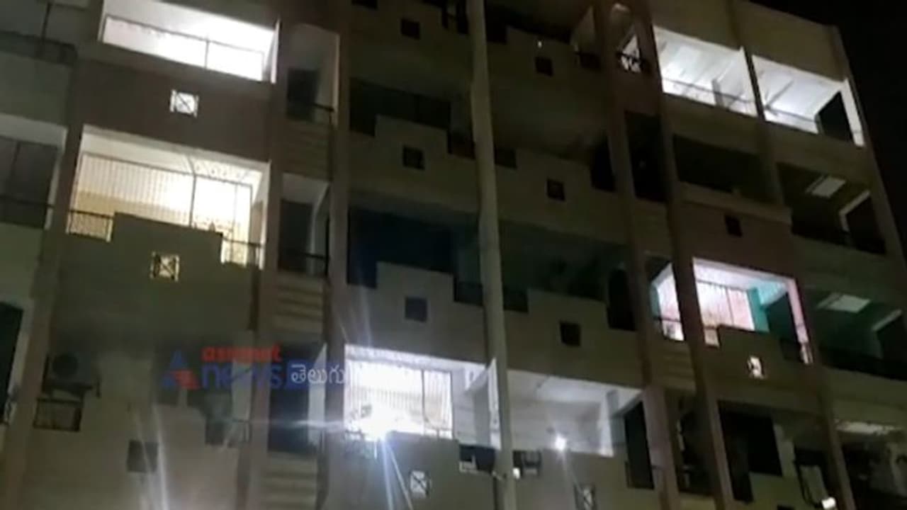 విజయవాడలో అపార్ట్మెంట్పై నుంచి దూకి బాలిక ఆత్మహత్య.. పోలీసుల అదుపులో టీడీపీ నేత విజయవాడలో అపార్ట్మెంట్పై నుంచి దూకి బాలిక ఆత్మహత్య.. పోలీసుల అదుపులో టీడీపీ నేత