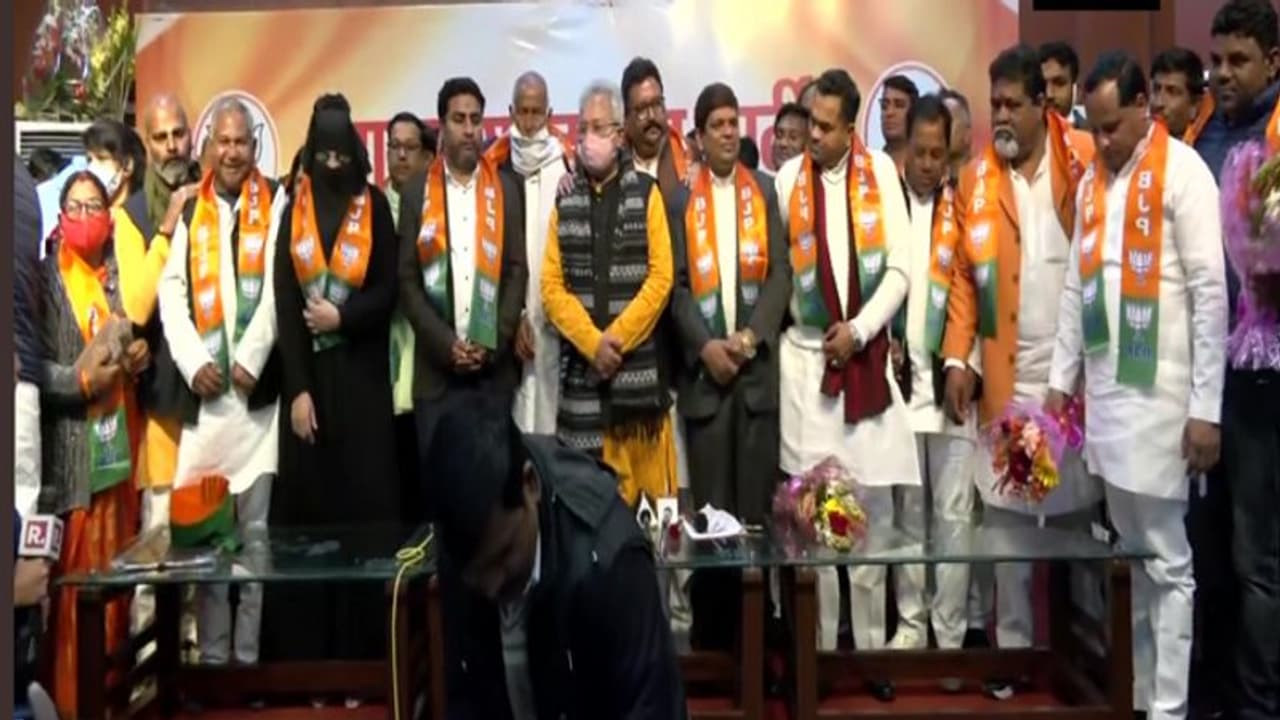 यूपी चुनाव से पहले मौलाना तौकीर रजा की बहू निदा खान और पूर्व मंत्री शिवचरण प्रजापति व अन्य भाजपा में शामिल