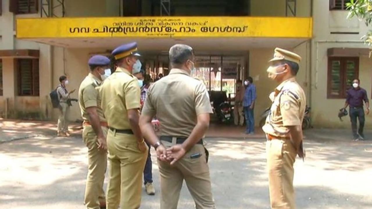 Vellimadkunnu iIssue: ചിൽഡ്രൻസ് ഹോമിലെ ഒരു പെൺകുട്ടിയെ അമ്മക്കൊപ്പം വിട്ടു;ഇന്ന് വീണ്ടും സിഡബ്ല്യുസി യോഗം Vellimadkunnu iIssue: ചിൽഡ്രൻസ് ഹോമിലെ ഒരു പെൺകുട്ടിയെ അമ്മക്കൊപ്പം വിട്ടു;ഇന്ന് വീണ്ടും സിഡബ്ല്യുസി യോഗം