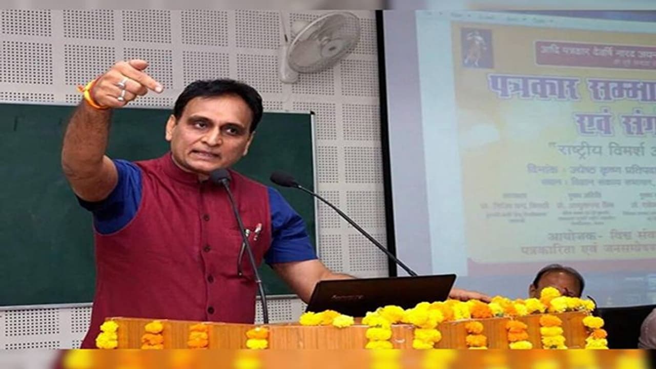 बापू की हत्या की साजिश पता थी, फिर नेहरू ने क्यों नहीं बढ़ाई सुरक्षा, भाजपा सांसद का कांग्रेस पर बड़ा हमला बापू की हत्या की साजिश पता थी, फिर नेहरू ने क्यों नहीं बढ़ाई सुरक्षा, भाजपा सांसद का कांग्रेस पर बड़ा हमला