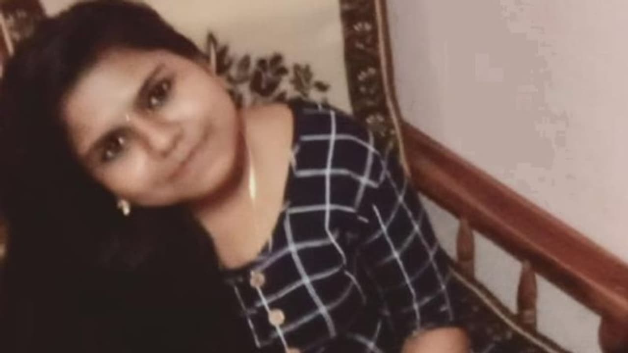 ഫീസടയ്ക്കാനാവാതെ വിദ്യാർഥിനിയുടെ ആത്മഹത്യ; പട്ടികജാതി പട്ടിക വർഗ കമ്മീഷൻ കേസെടുത്തു