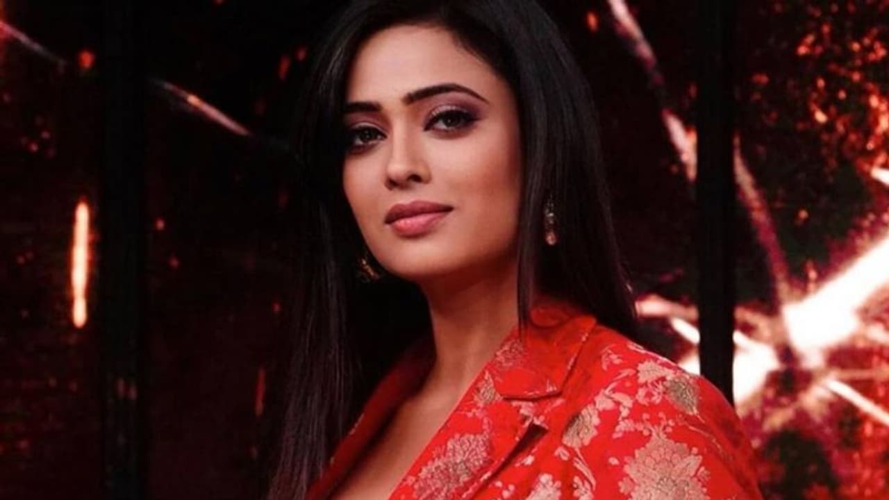 Bigg Boss 15 का विनर का ताज इस कंटेस्टेंट के सिर सजेगा? Shweta Tiwari ने गलती से नाम का किया खुलासा Bigg Boss 15 का विनर का ताज इस कंटेस्टेंट के सिर सजेगा? Shweta Tiwari ने गलती से नाम का किया खुलासा