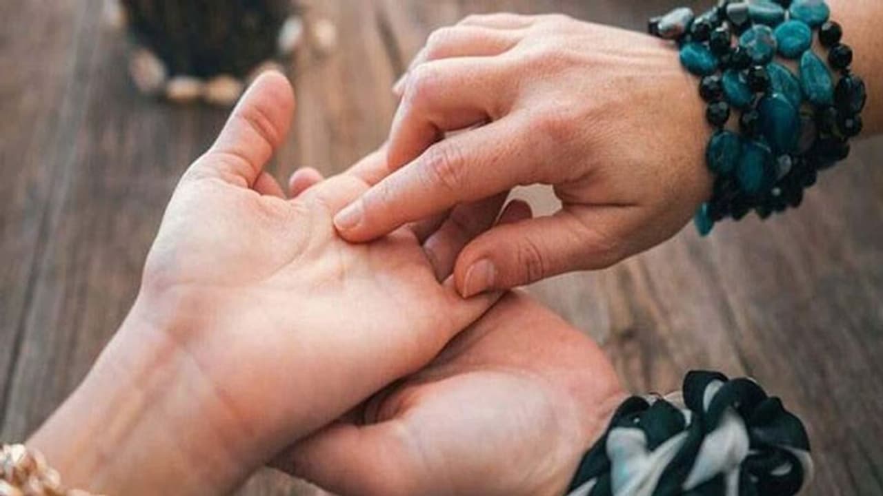 किस्मत वाले लोगों की अंगुलियों पर होते हैं ये छोटे छोटे खास निशान, दिलाते हैं नेम के साथ फेम भी किस्मत वाले लोगों की अंगुलियों पर होते हैं ये छोटे छोटे खास निशान, दिलाते हैं नेम के साथ फेम भी