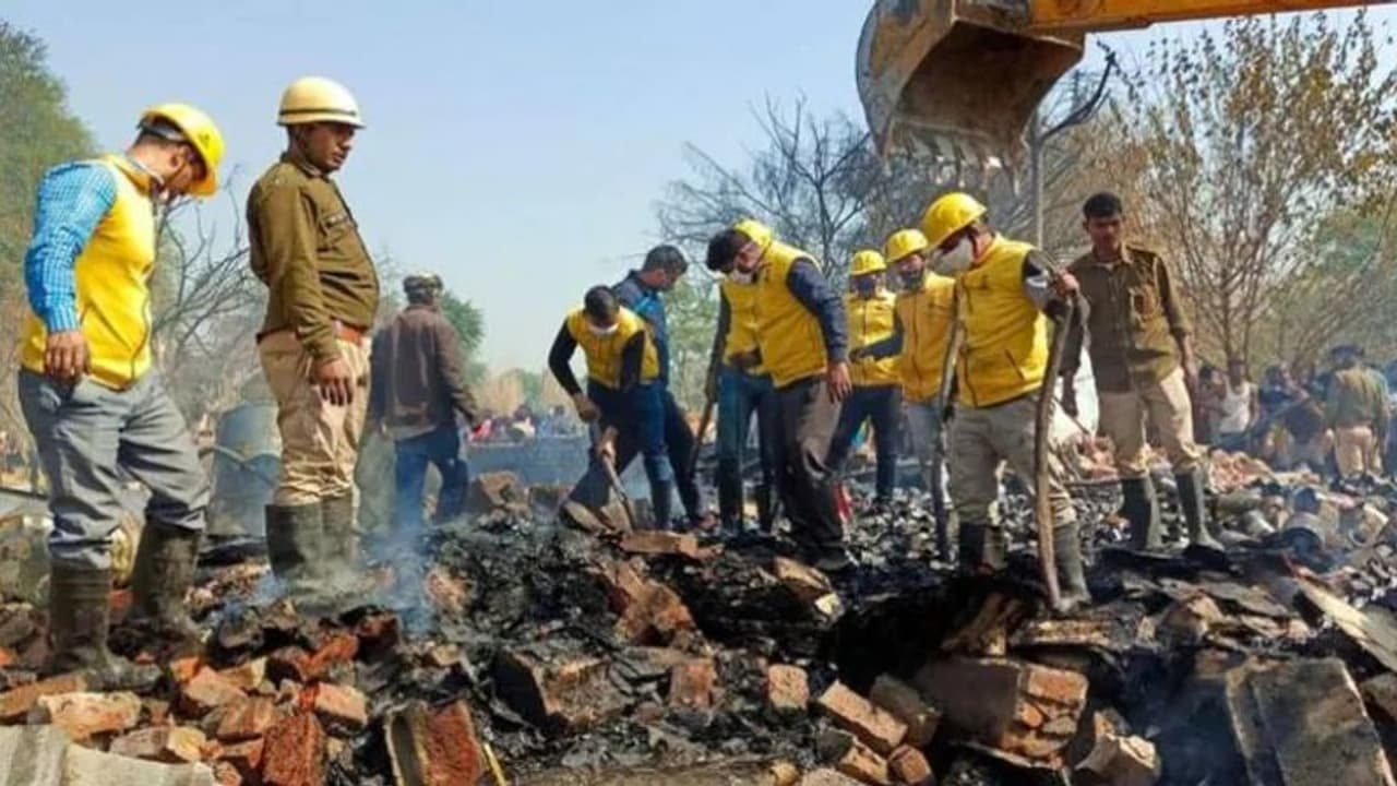 பரபரப்பு... டர்பெண்டைன் தொழிற்சாலையில் பயங்கர தீ விபத்து... குழந்தைகள் உட்பட 4 பேர் பலி!!