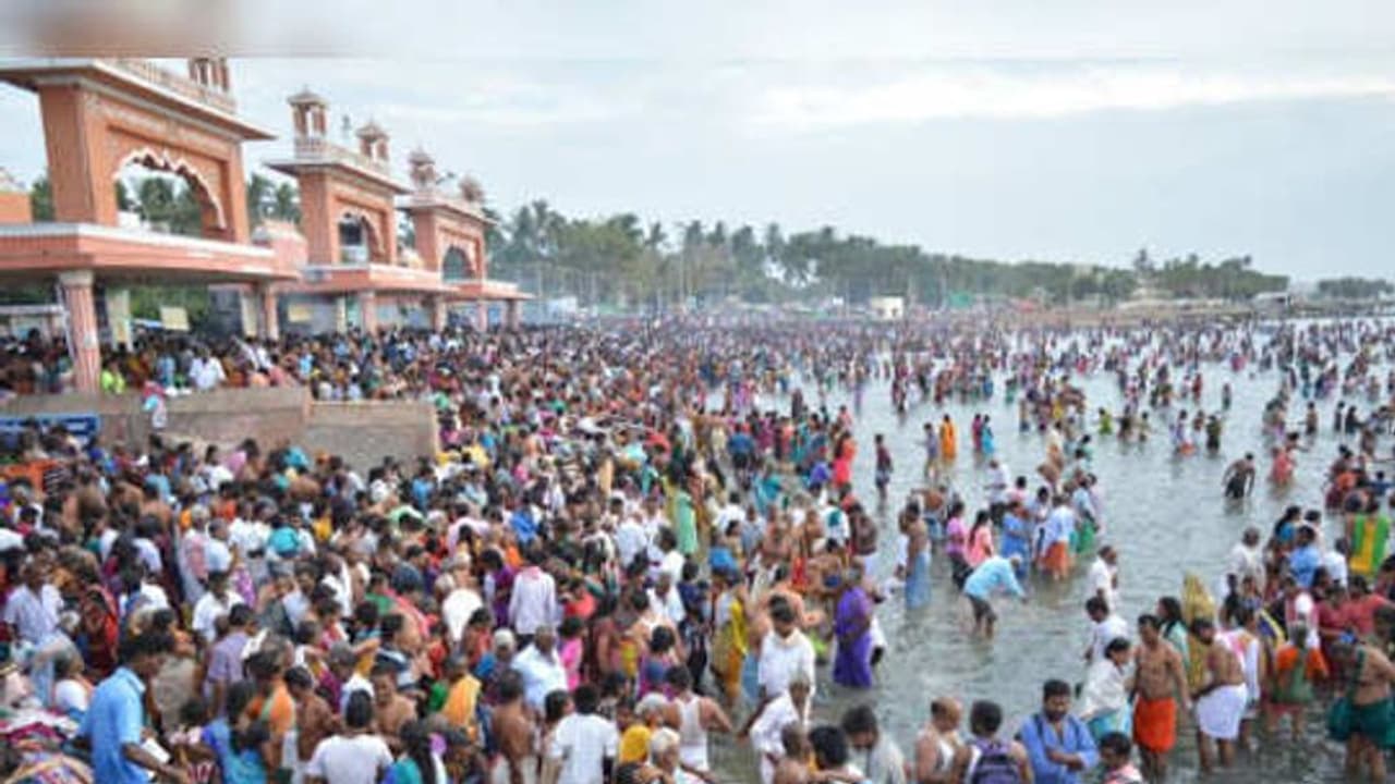 பங்குனி அமாவாசை; அக்னி தீர்த்த கடலில் ஆயிரக்கணக்கான பக்தர்கள் தர்ப்பணம் செய்து வழிபாடு