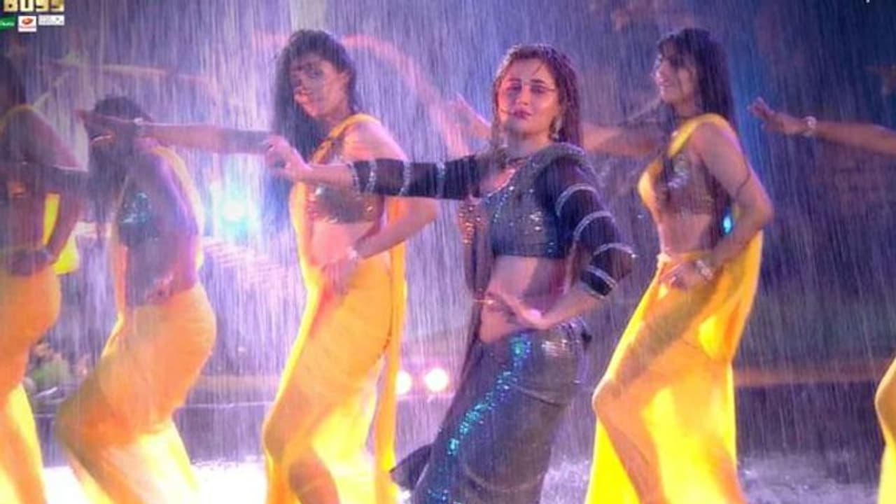 Bigg Boss 15 के ग्रैंड फिनाले में Rashmi desai ने टिप टिप बरसा पानी पर किया सिजलिंग डांस, स्टेज पर लगाई आग Bigg Boss 15 के ग्रैंड फिनाले में Rashmi desai ने टिप टिप बरसा पानी पर किया सिजलिंग डांस, स्टेज पर लगाई आग