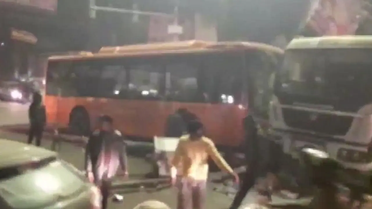 कानपुर में काल बनकर दौड़ी ई बस, जो सामने आया कुचला गया, 6 की मौत, 9 घायल कानपुर में काल बनकर दौड़ी ई बस, जो सामने आया कुचला गया, 6 की मौत, 9 घायल