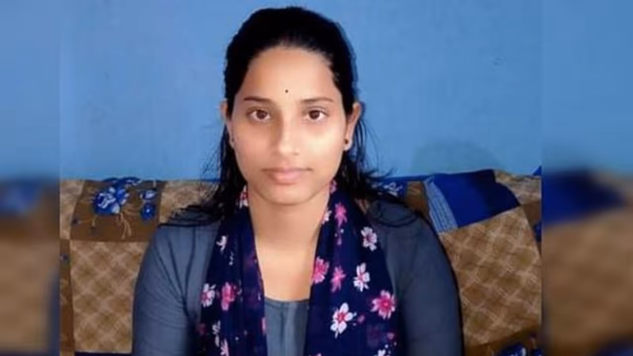 വിവാഹം കഴിഞ്ഞ് 6 ാം മാസം ഭര്ത്താവ് മരിച്ചു; തളര്ന്നുപോകാതെ ഈ 23കാരി ചെയ്തത് അമ്പരപ്പിക്കും വിവാഹം കഴിഞ്ഞ് 6 ാം മാസം ഭര്ത്താവ് മരിച്ചു; തളര്ന്നുപോകാതെ ഈ 23കാരി ചെയ്തത് അമ്പരപ്പിക്കും