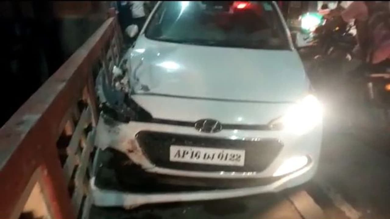 ప్రకాశం బ్యారేజీపై కారు స్కూటీ ఢీ... కృష్ణానదిలో పడి తండ్రి మృతి, కొడుకు పరిస్థితి విషమం ప్రకాశం బ్యారేజీపై కారు స్కూటీ ఢీ... కృష్ణానదిలో పడి తండ్రి మృతి, కొడుకు పరిస్థితి విషమం