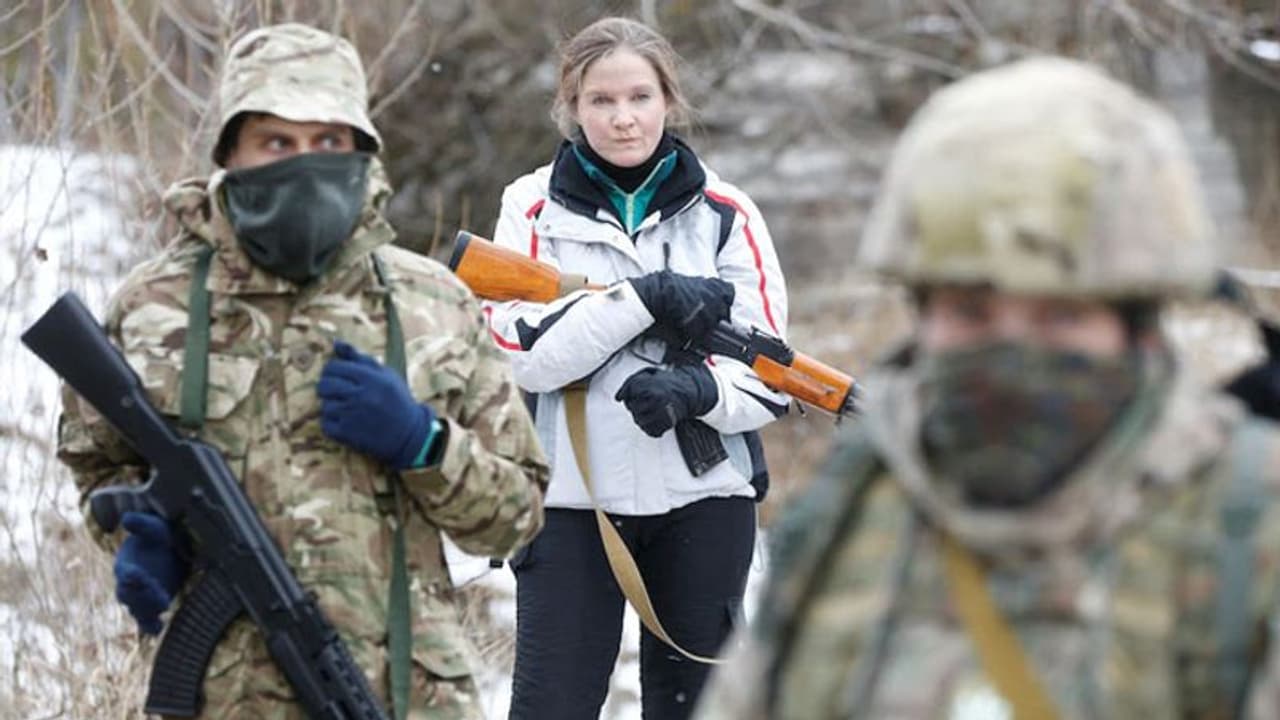 Russia Ukraine Conflict: रूस के हमले का मुकाबला करने यूक्रेन की पब्लिक भी सीख रही युद्धकला Russia Ukraine Conflict: रूस के हमले का मुकाबला करने यूक्रेन की पब्लिक भी सीख रही युद्धकला