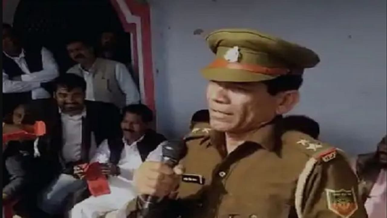 वर्दी पहने दारोगा अजीत भड़ाना ने भरी सभा में दिया इस्तीफा, कहा यूपी चुनाव में बीजेपी वालों ने खून पी रखा है