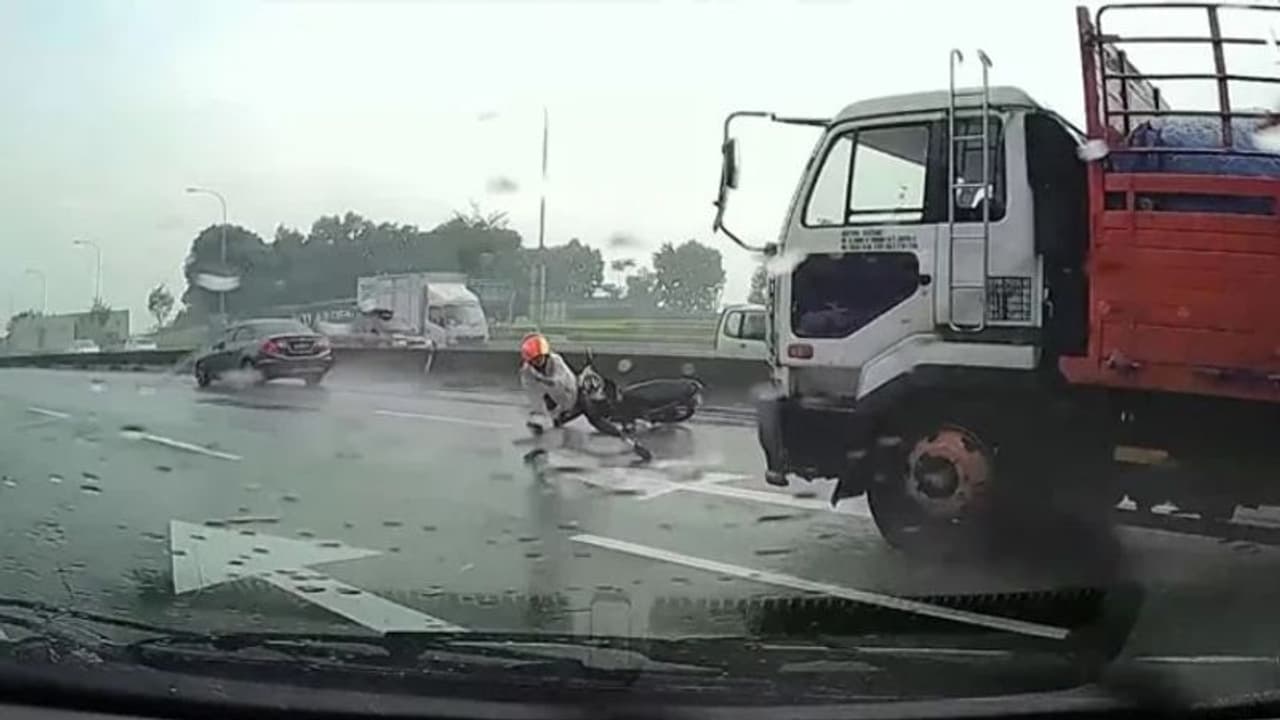 Viral Video: ട്രെക്കിനടിയില്‍ പെടാതെ തലനാരിഴയ്ക്ക് രക്ഷപ്പെട്ട് ബൈക്ക് യാത്രികന്‍; വീഡിയോ വൈറൽ