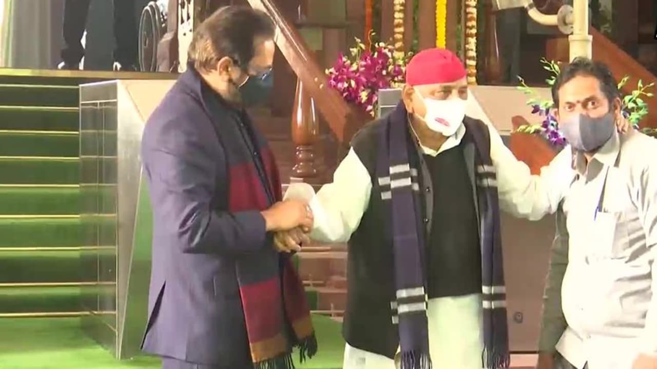 Photo of the Day: तल्ख होती जुबानी जंग के बीच सुकून देती संसद भवन की यह तस्वीर Photo of the Day: तल्ख होती जुबानी जंग के बीच सुकून देती संसद भवन की यह तस्वीर