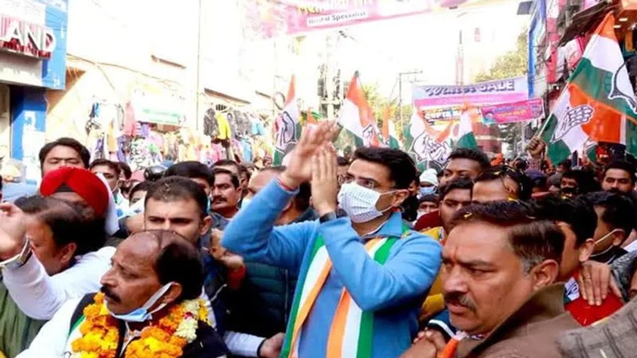 उत्तराखंड चुनाव : देहरादून में सचिन पायलट का डोर टू डोर कैंपेन, कांग्रेस प्रत्याशी के लिए मांगे वोट उत्तराखंड चुनाव : देहरादून में सचिन पायलट का डोर टू डोर कैंपेन, कांग्रेस प्रत्याशी के लिए मांगे वोट