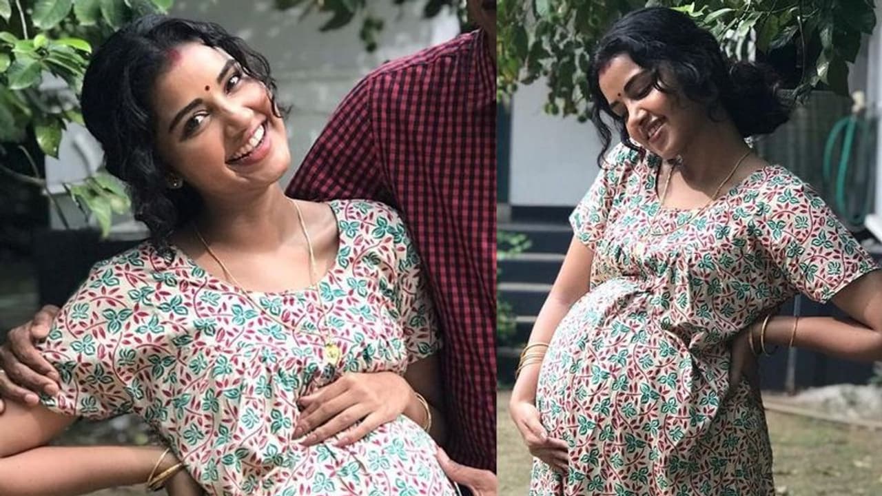 Anupama Parameswaran: తల్లైన అనుపమ పరమేశ్వరన్.. వైరల్ గా బేబీ బంప్ ఫోటోలు Anupama Parameswaran: తల్లైన అనుపమ పరమేశ్వరన్.. వైరల్ గా బేబీ బంప్ ఫోటోలు