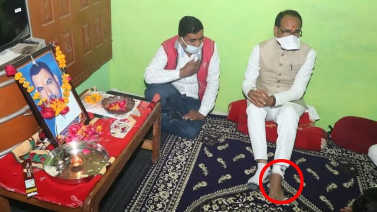 CM शिवराज के साथ हुआ हादसा: सीढ़ी से चढ़ते वक्त फिसले, सरिया घुसने से पैर लहूलुहान, उत्तराखंड दौरा किया रद्द CM शिवराज के साथ हुआ हादसा: सीढ़ी से चढ़ते वक्त फिसले, सरिया घुसने से पैर लहूलुहान, उत्तराखंड दौरा किया रद्द