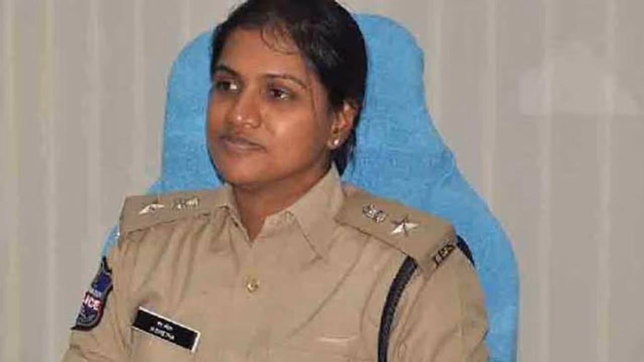 సిద్దిపేట కాల్పుల కేసును చేధించిన పోలీసులు.. నలుగురు అరెస్ట్.. వివరాలు వెల్లడించిన సీపీ శ్వేత సిద్దిపేట కాల్పుల కేసును చేధించిన పోలీసులు.. నలుగురు అరెస్ట్.. వివరాలు వెల్లడించిన సీపీ శ్వేత