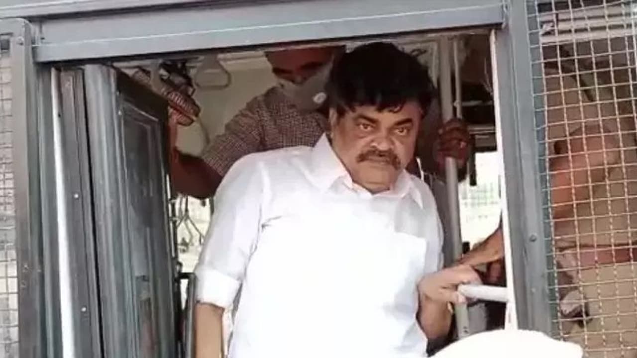 ராஜேந்திர பாலாஜி தமிழகத்தை விட்டு வெளியே செல்ல தடை... உச்சநீதிமன்றம் அதிரடி!! ராஜேந்திர பாலாஜி தமிழகத்தை விட்டு வெளியே செல்ல தடை... உச்சநீதிமன்றம் அதிரடி!!