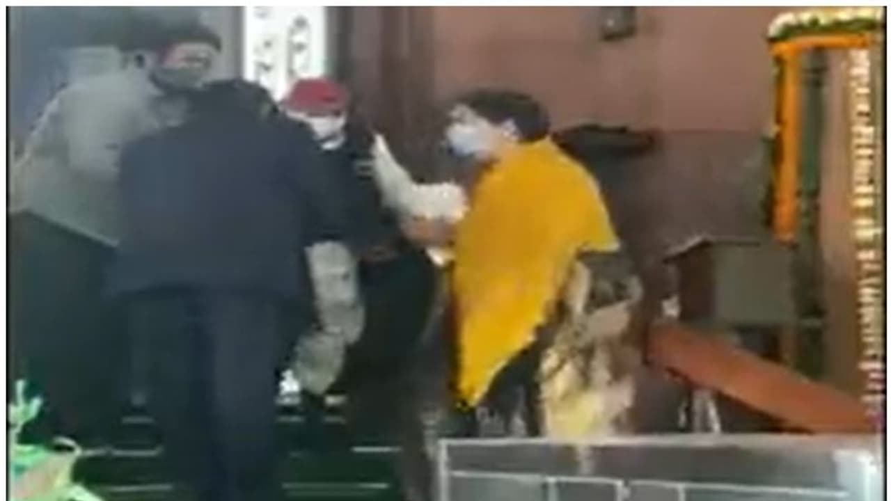 ములాయం సింగ్ యాదవ్కు కేంద్ర మంత్రి స్మృతి ఇరానీ పాదాభివందనం.. వీడియో ఇదే ములాయం సింగ్ యాదవ్కు కేంద్ర మంత్రి స్మృతి ఇరానీ పాదాభివందనం.. వీడియో ఇదే