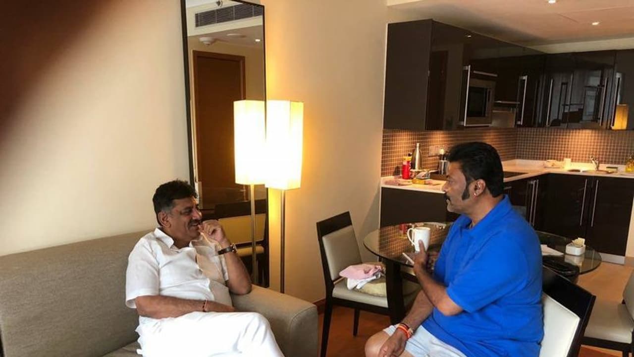 Anand Singh DKS Meeting ಡಿಕೆ ಶಿವಕುಮಾರ್ ಮನೆಗೆ ಹೋಗಿದ್ಯಾಕೆ? ಸ್ಪಷ್ಟನೆ ಕೊಟ್ಟ ಸಚಿವ ಆನಂದ್ ಸಿಂಗ್ Anand Singh DKS Meeting ಡಿಕೆ ಶಿವಕುಮಾರ್ ಮನೆಗೆ ಹೋಗಿದ್ಯಾಕೆ? ಸ್ಪಷ್ಟನೆ ಕೊಟ್ಟ ಸಚಿವ ಆನಂದ್ ಸಿಂಗ್