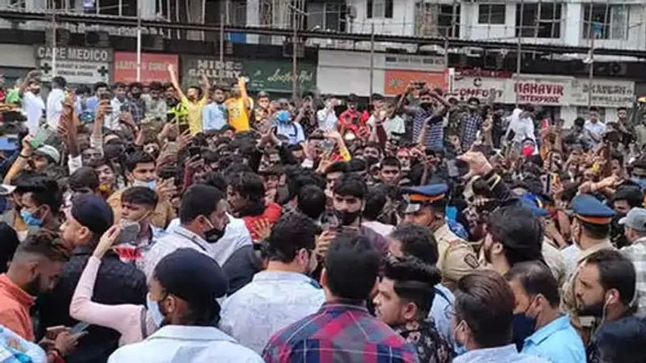 महाराष्ट्र में 10वीं 12वीं के छात्र सड़कों पर: बसों में तोड़फोड़ और मंत्री का घर घेरा, ऑफलाइन परीक्षा की मांग