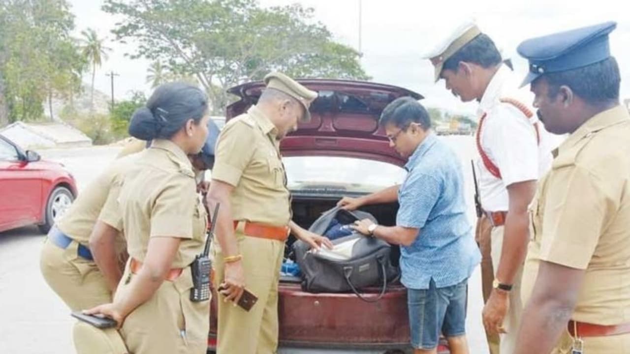 Localbody Election:தேர்தல் நடத்தை விதிமீறல்.. 25 லட்சம் ரூபாய் ரொக்கம் பறிமுதல்..பறக்கும் படை அதிரடி.. Localbody Election:தேர்தல் நடத்தை விதிமீறல்.. 25 லட்சம் ரூபாய் ரொக்கம் பறிமுதல்..பறக்கும் படை அதிரடி..