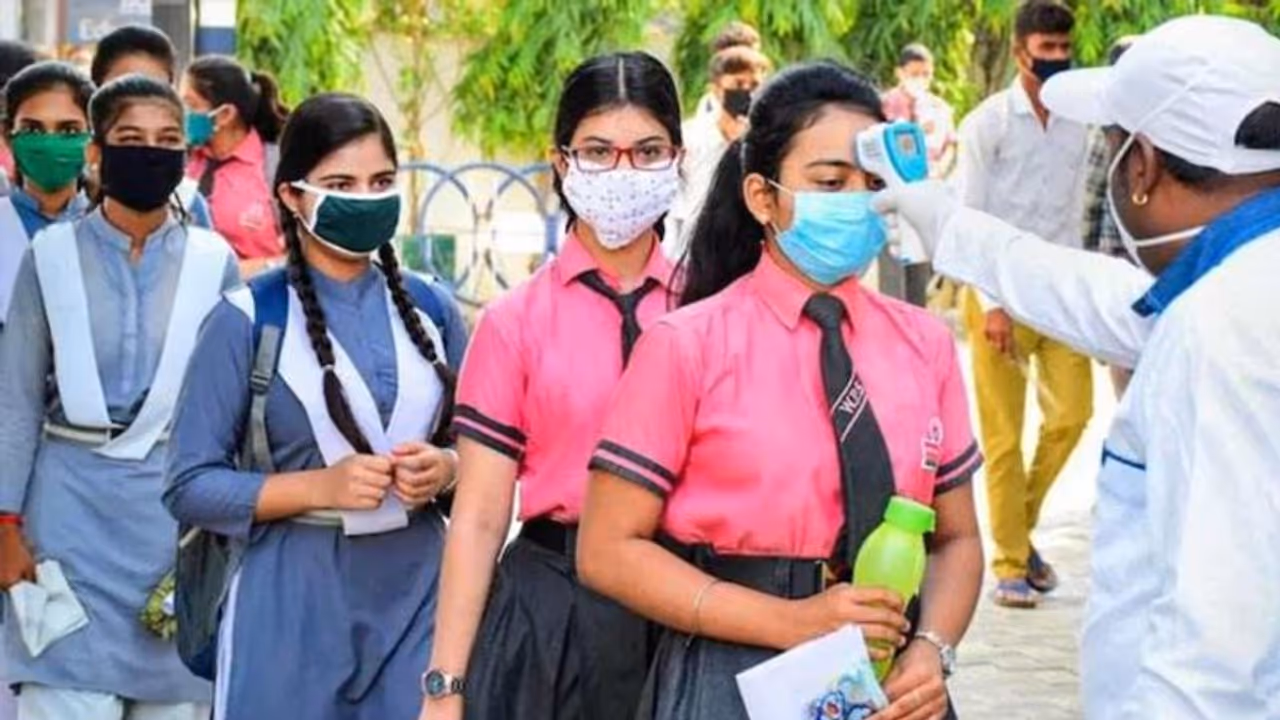 हरियाणा में 5 हजार से ज्यादा टीचर को नहीं लगी वैक्सीन की एक भी डोज, फिर भी कल से खुल रहे 10वीं 12वीं के स्कूल