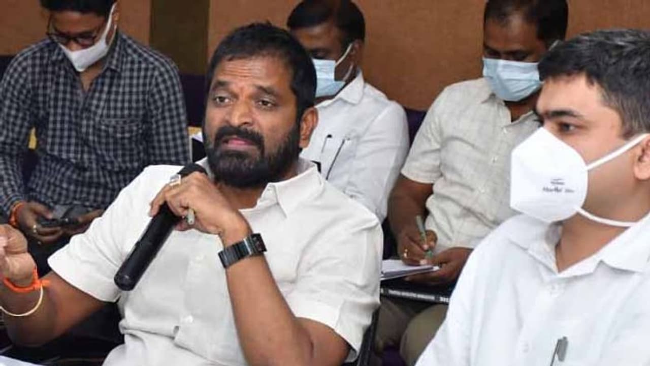 నేను కాల్చింది రబ్బర్ బుల్లెట్.. స్పోర్ట్స్ మీట్స్లో ఇది కామనే : గన్ ఫైరింగ్పై శ్రీనివాస్ గౌడ్ క్లారిటీ నేను కాల్చింది రబ్బర్ బుల్లెట్.. స్పోర్ట్స్ మీట్స్లో ఇది కామనే : గన్ ఫైరింగ్పై శ్రీనివాస్ గౌడ్ క్లారిటీ