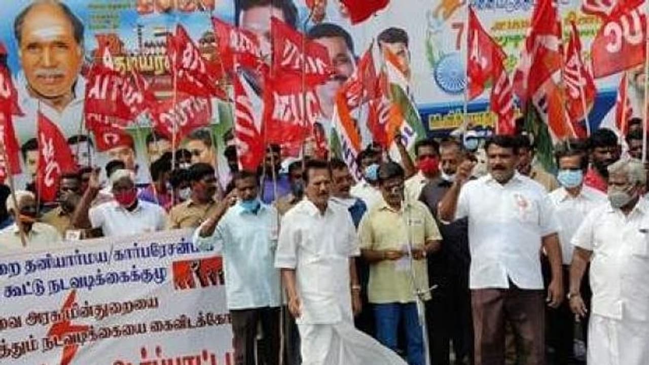 புதுச்சேரியில் பரபரப்பு..! காலவரையற்ற போராட்டம் அறிவித்த மின் ஊழியர்கள்..144 தடை உத்தரவு போட்ட அரசு..