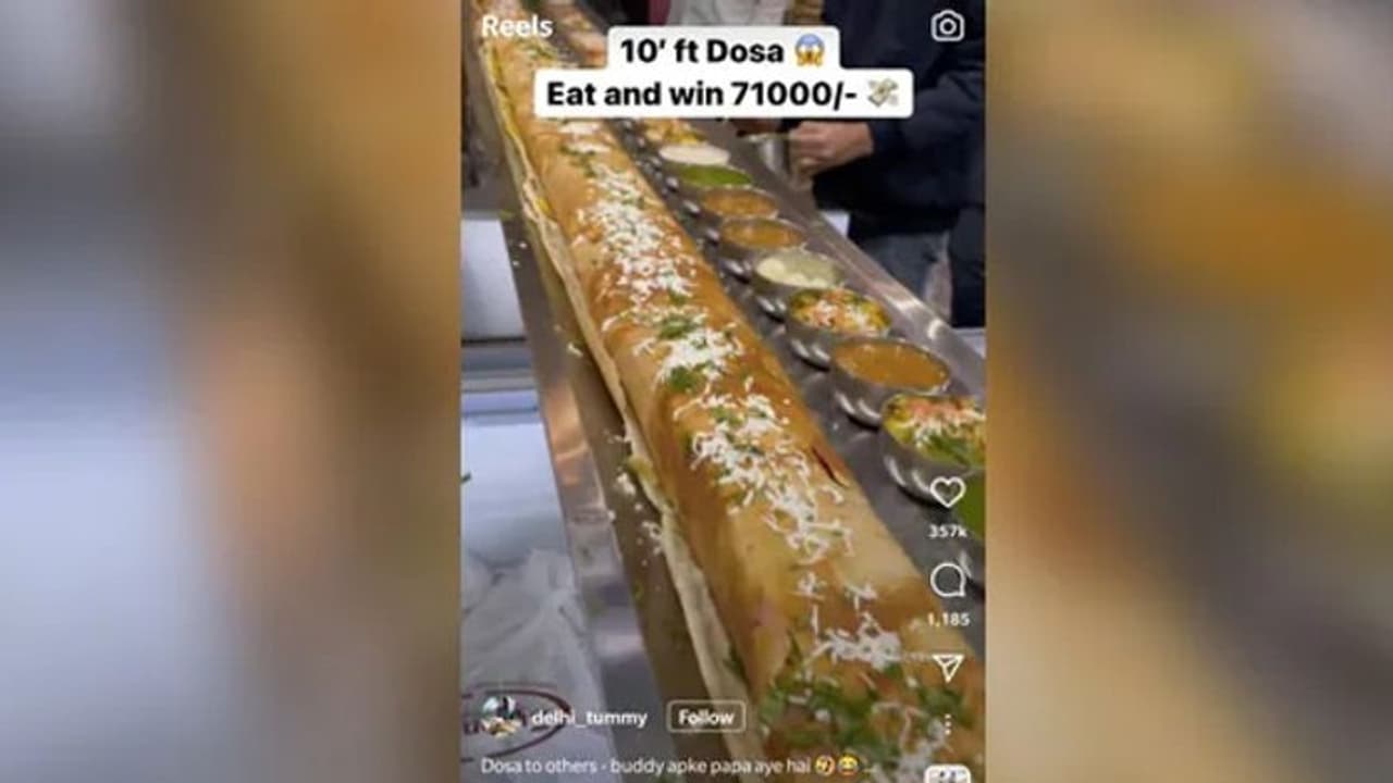 Viral Video : പത്ത് അടി നീളമുള്ള ദോശ; മുഴുവന് കഴിച്ചാല് 71,000 രൂപ സമ്മാനം Viral Video : പത്ത് അടി നീളമുള്ള ദോശ; മുഴുവന് കഴിച്ചാല് 71,000 രൂപ സമ്മാനം