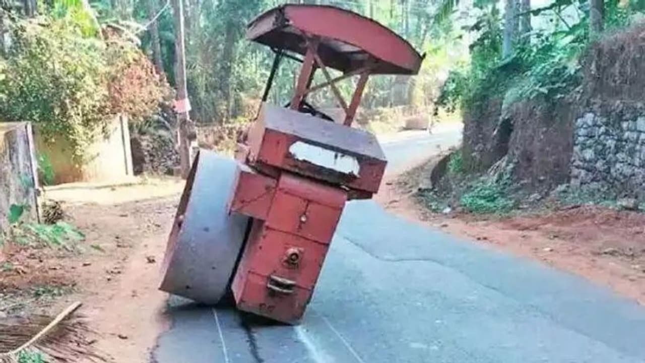 'മൊയ്ദീനെ ആ ചെറീയ സ്പാനറെടുക്ക്'; ഓടിക്കൊണ്ടിരിക്കെ റോഡ് റോളറിന്റെ ചക്രം ഊരിത്തെറിച്ചു 'മൊയ്ദീനെ ആ ചെറീയ സ്പാനറെടുക്ക്'; ഓടിക്കൊണ്ടിരിക്കെ റോഡ് റോളറിന്റെ ചക്രം ഊരിത്തെറിച്ചു