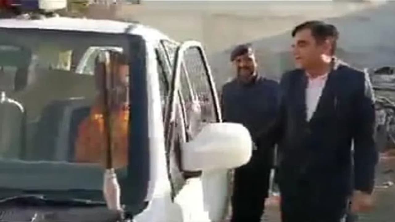 काश हर अफसर ऐसा हो: कलेक्टर खुद गाड़ी चलाकर ड्राइवर को छोड़ने पहुंचे घर, ADM ने कहा तुम हो आज के साहब! काश हर अफसर ऐसा हो: कलेक्टर खुद गाड़ी चलाकर ड्राइवर को छोड़ने पहुंचे घर, ADM ने कहा तुम हो आज के साहब!