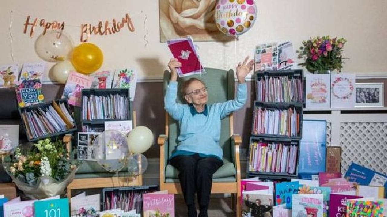 Edna Clayton : നൂറാംപിറന്നാളിന് വീട്ടിൽ തനിച്ചായി വൃദ്ധ, നൂറ്റിയൊന്നാം പിറന്നാൾ കളറാക്കി കെയർഹോം ജീവനക്കാർ Edna Clayton : നൂറാംപിറന്നാളിന് വീട്ടിൽ തനിച്ചായി വൃദ്ധ, നൂറ്റിയൊന്നാം പിറന്നാൾ കളറാക്കി കെയർഹോം ജീവനക്കാർ