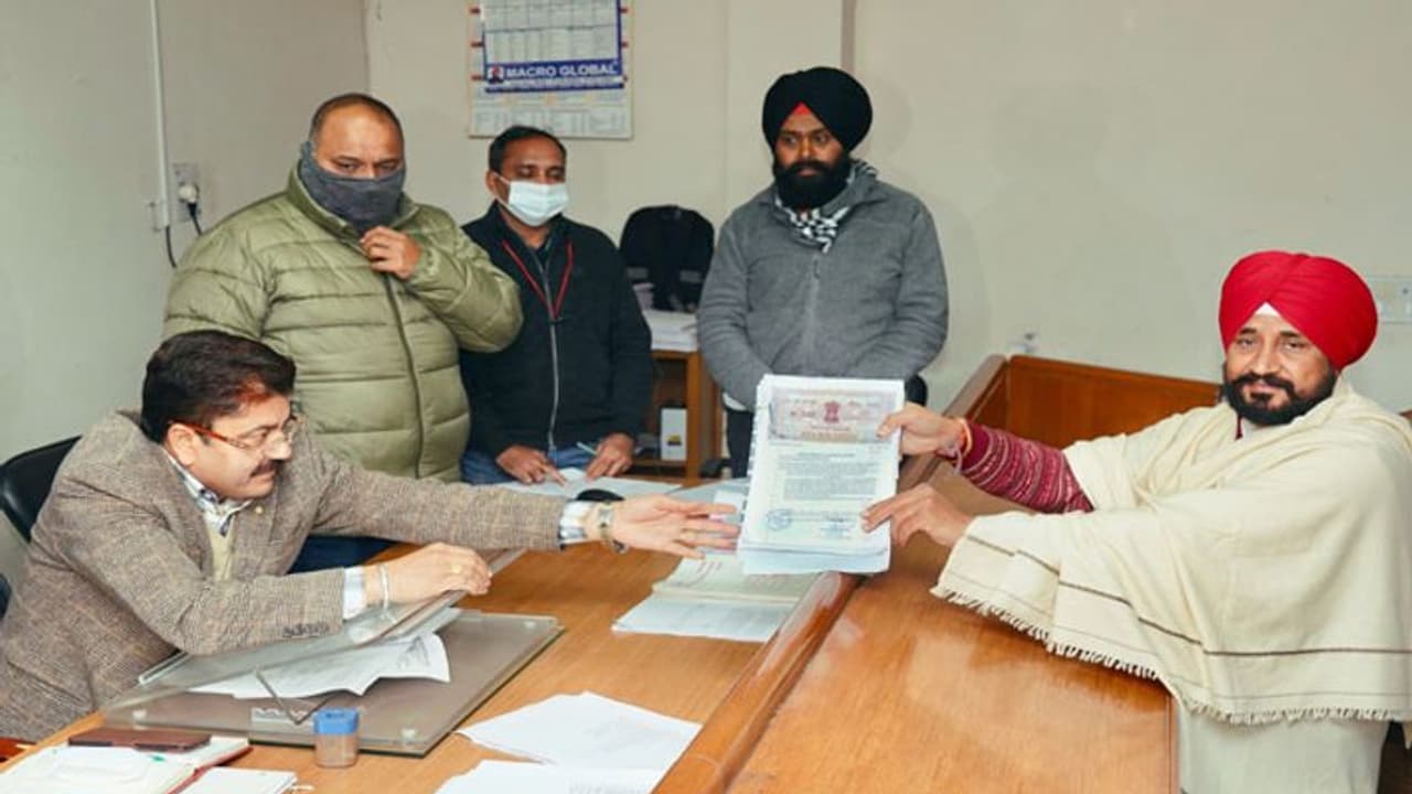 पंजाब चुनाव: CM चन्नी ने चमकौर साहिब से भी किया नामांकन, दो सीटों से इलेक्शन लड़ने का रिकॉर्ड बनाया पंजाब चुनाव: CM चन्नी ने चमकौर साहिब से भी किया नामांकन, दो सीटों से इलेक्शन लड़ने का रिकॉर्ड बनाया