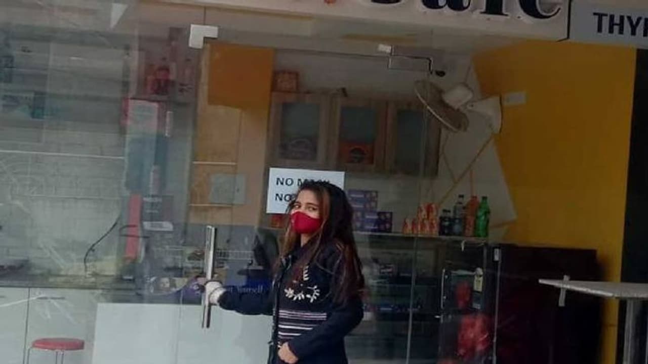 റെയിൽവേ സ്റ്റേഷനിൽ ഉപേക്ഷിക്കപ്പെട്ടു, യാചകരായ ദമ്പതികളെടുത്തു വളർത്തി, പ്രചോദനമാണ് ജ്യോതിയുടെ പോരാട്ടം റെയിൽവേ സ്റ്റേഷനിൽ ഉപേക്ഷിക്കപ്പെട്ടു, യാചകരായ ദമ്പതികളെടുത്തു വളർത്തി, പ്രചോദനമാണ് ജ്യോതിയുടെ പോരാട്ടം