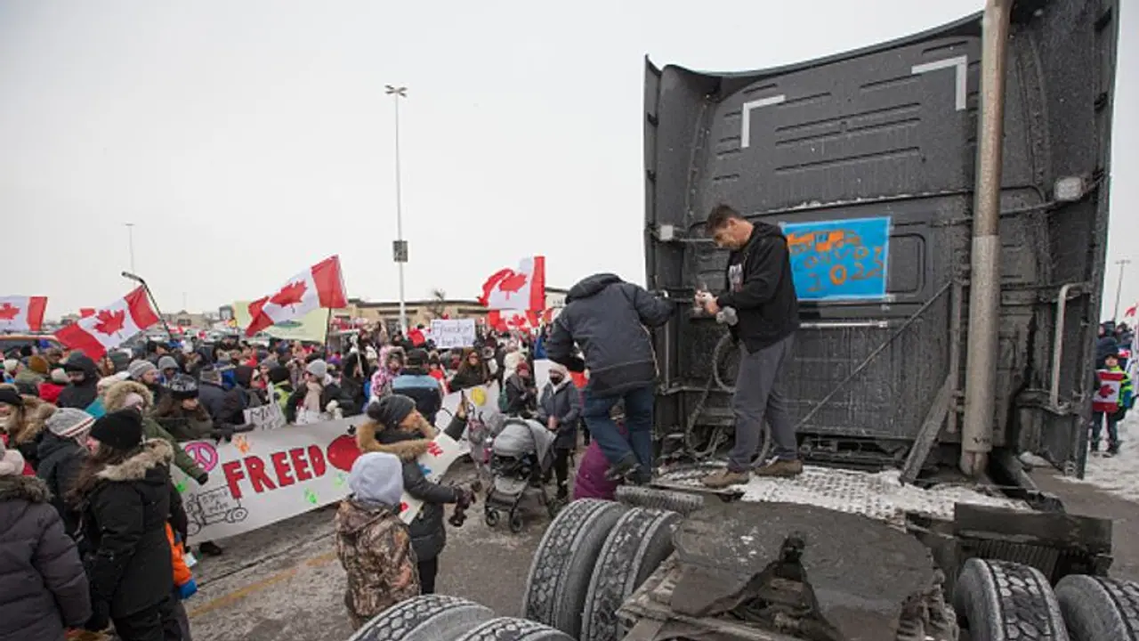 Coronavirus: ಟ್ರಕ್‌ ಚಾಲಕರ ಹಾವಳಿ, ಕೈ ಮೀರಿದ ಸ್ಥಿತಿ, ಕೆನಡಾದಲ್ಲಿ ತುರ್ತುಪರಿಸ್ಥಿತಿ