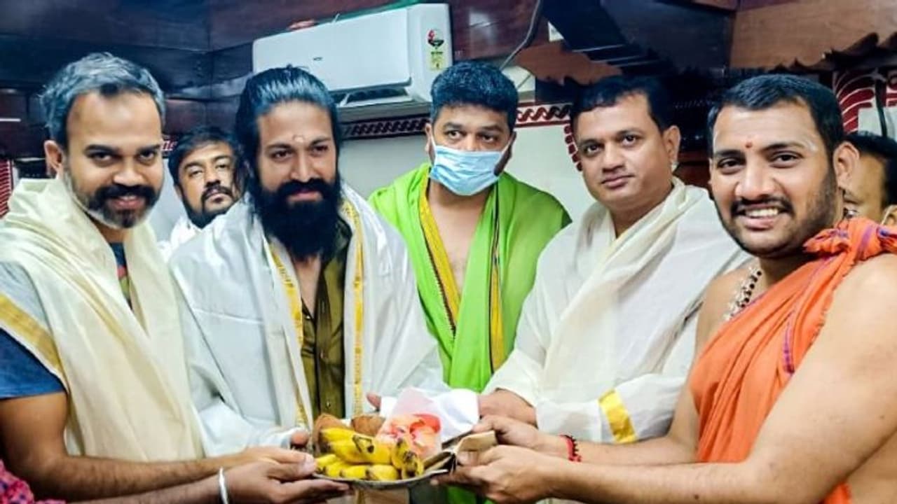 కొల్లూరు మూకాంబిక అమ్మవారిని దర్శించుకున్న `కేజీఎఫ్ 2` టీమ్.. మర్చిపోతున్న విషయాన్ని గుర్తు చేస్తూ.. కొల్లూరు మూకాంబిక అమ్మవారిని దర్శించుకున్న `కేజీఎఫ్ 2` టీమ్.. మర్చిపోతున్న విషయాన్ని గుర్తు చేస్తూ..