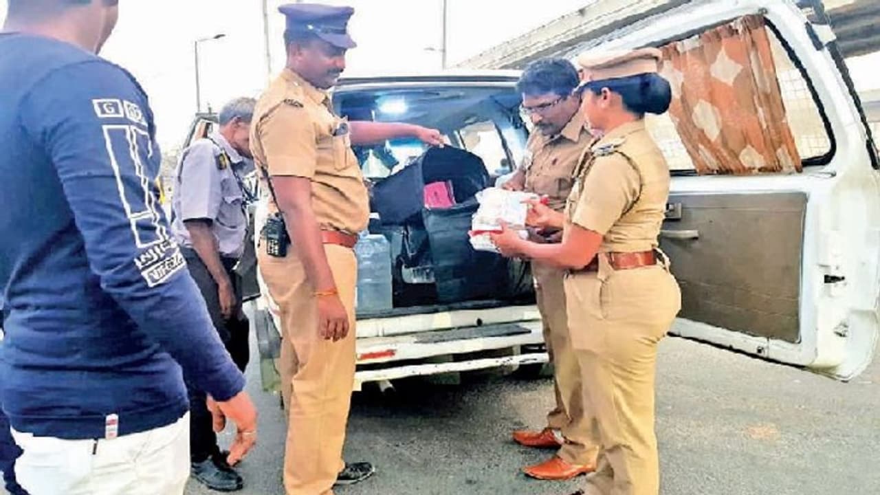 தமிழகம் முழுவதும் பறக்கும் படை சோதனை... ரூ.53.72 லட்சம் பறிமுதல்... தேர்தல் ஆணையம் அதிர்ச்சி தகவல்!!