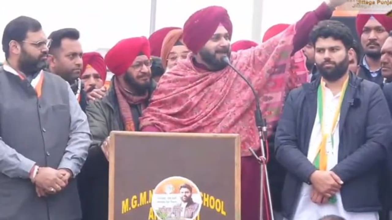 पंजाब चुनाव: सिद्धू बोले मैं कैप्टन नहीं, जो शराब पीकर सो जाऊं, वो भाजपा की कठपुतली, केजरीवाल बादल पर भी हमला