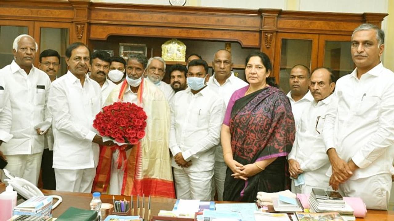 మొన్న మొగిలియ్య, ఇప్పుడు మరో ఇద్దరు కళాకారులకు కేసీఆర్ నజరానా.. చెరో కోటి రివార్డు మొన్న మొగిలియ్య, ఇప్పుడు మరో ఇద్దరు కళాకారులకు కేసీఆర్ నజరానా.. చెరో కోటి రివార్డు