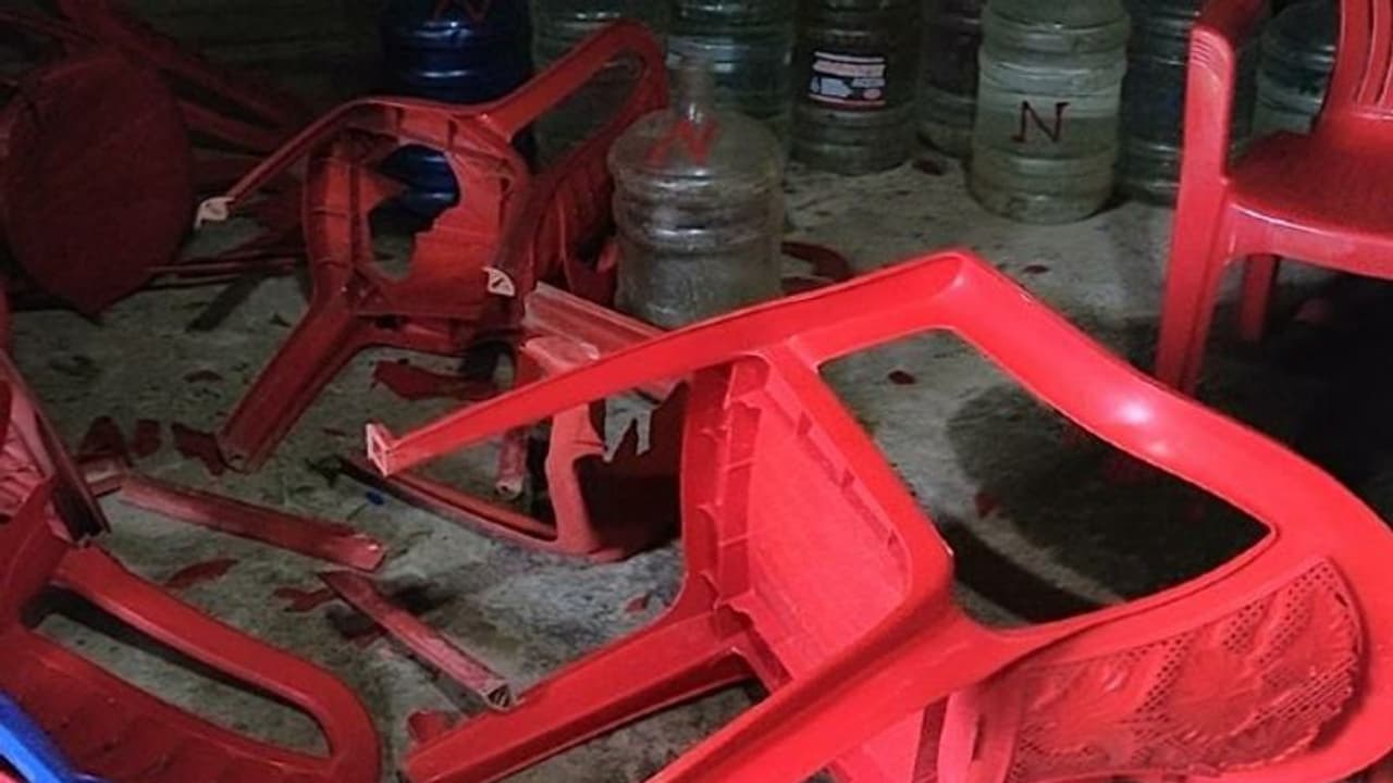 পুলিশ জনতা সংঘর্ষে বিয়ে বাড়ি রণক্ষেত্র, থামাতে এসে জখম স্থানীয় তৃণমূল নেতাও পুলিশ জনতা সংঘর্ষে বিয়ে বাড়ি রণক্ষেত্র, থামাতে এসে জখম স্থানীয় তৃণমূল নেতাও